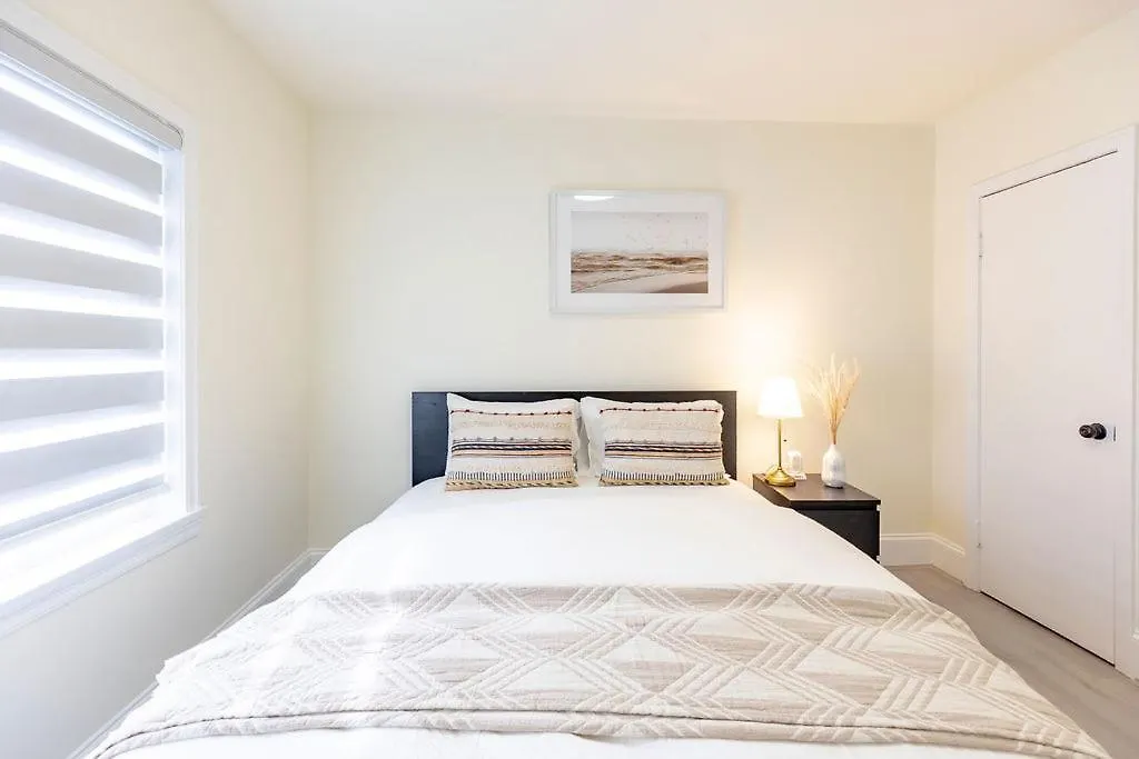 Vancouver Cozy Cove 0*,  Canada