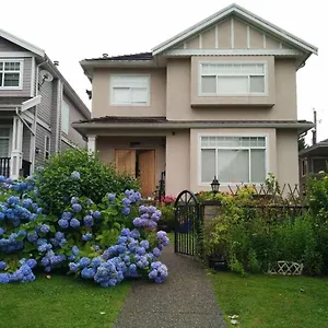 Helen's House / Close To Skytrain And Airport Bed & Breakfast