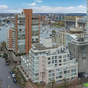 1bd+den Condo, With Free Parking In Downtown! Apartment